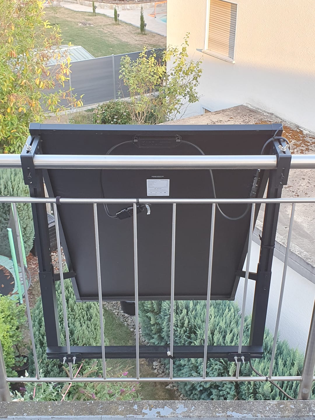 Sunshare Solarmodul mit Halterung am Balkongeländer