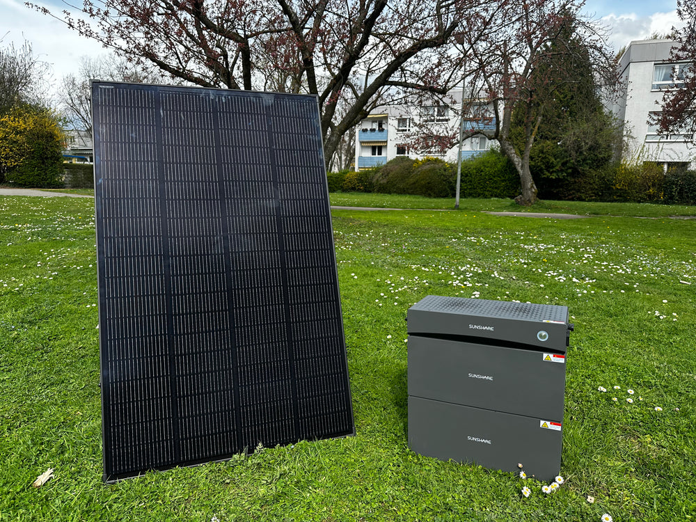 Solarmodul und Sunshare Speicher bei einer Produktaufnahme im Freien