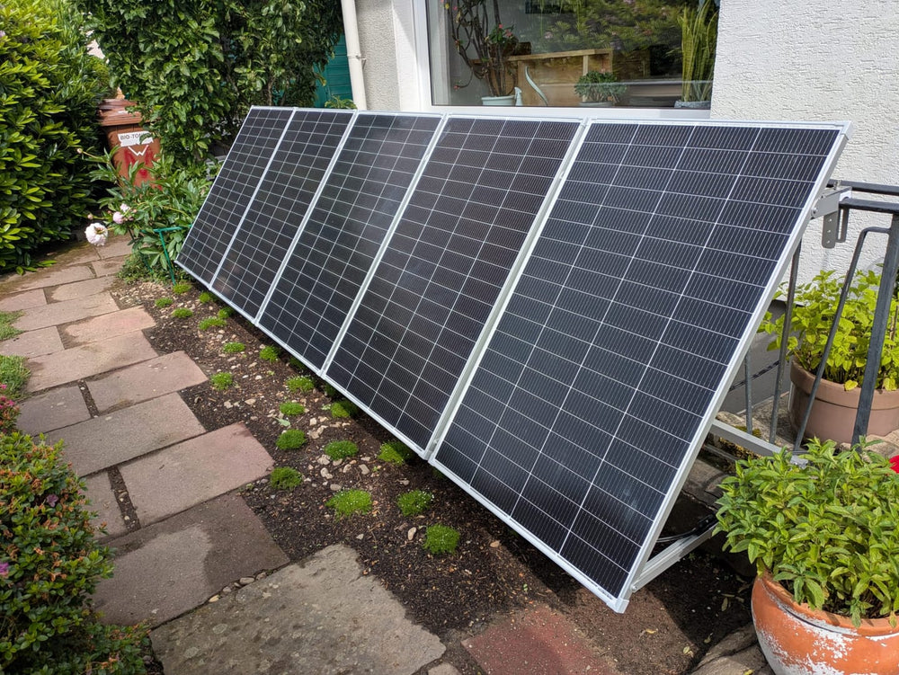 Sunshare Solarmodule schräg auf einer Terrasse aufgestellt