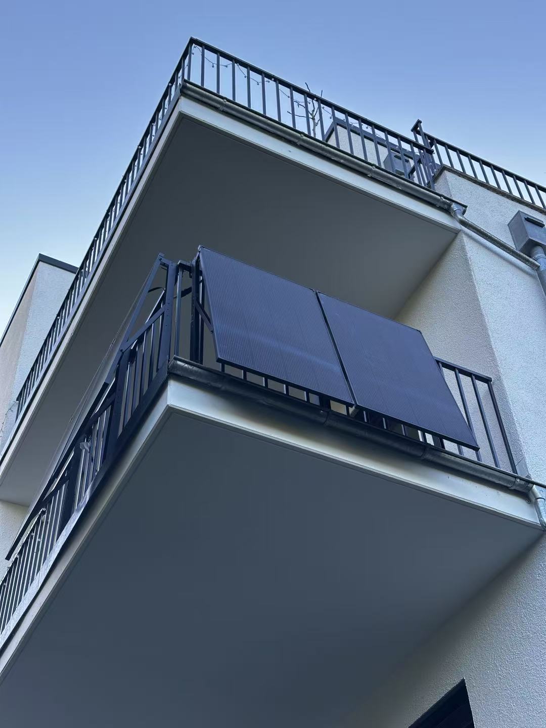 Sunshare Solarmodule an einem Balkongeländer