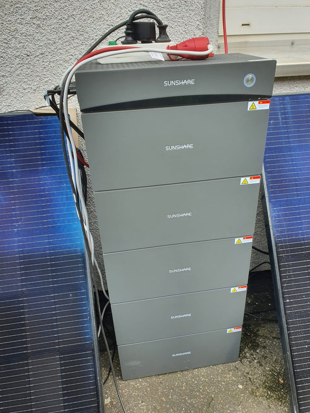 Hoher Sunshare Glory Speicherturm neben Solarmodulen