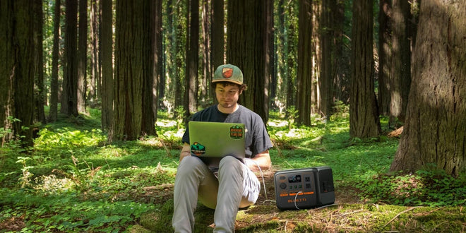 BLUETTI AC50P – Laptop laden im Wald