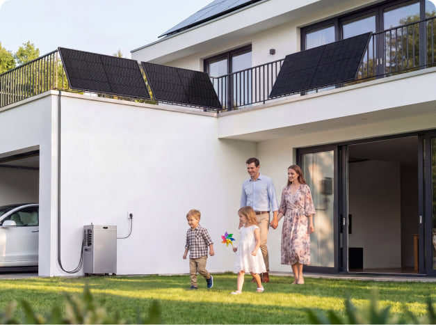 Zendure SolarFlow 4000 Mix Pro am Haus mit Balkon-Solarmodulen – offizielles Anwendungsbeispiel; Lieferumfang gemäß gewähltem Set